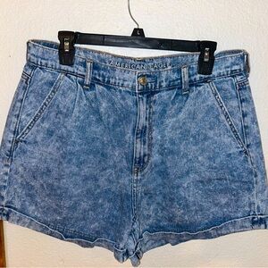 AE mom short Light wash